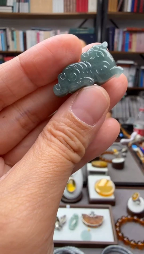 翡翠未镶嵌颈饰虎形佩吊坠