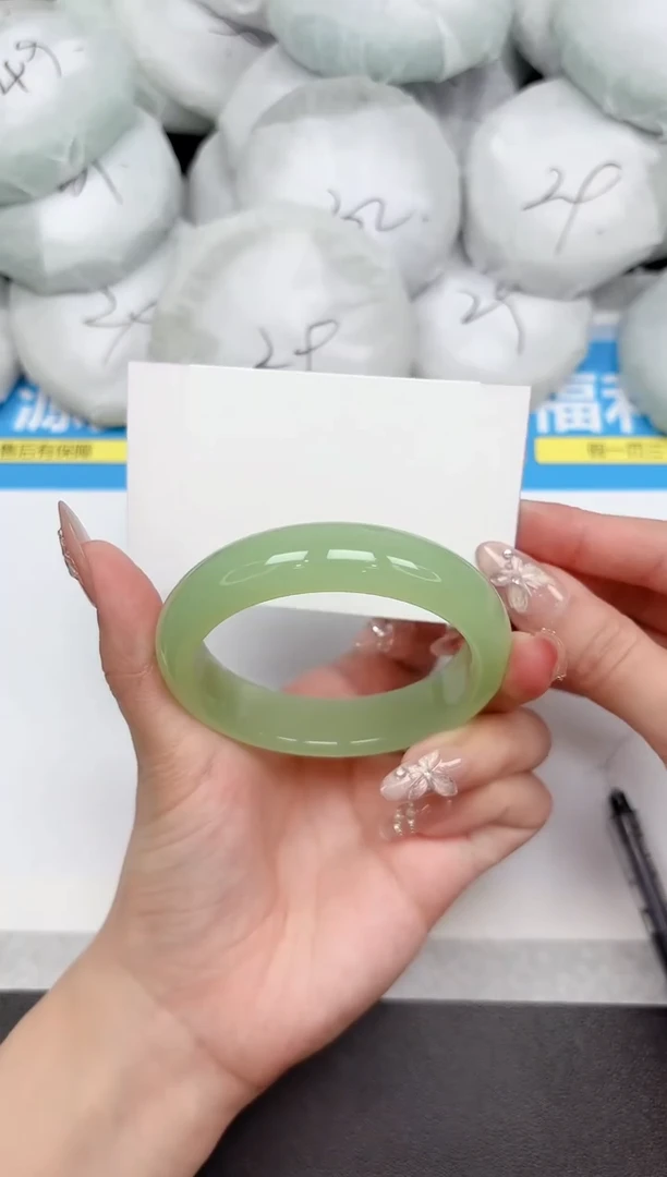 未镶嵌手镯石英质玉48-54.4