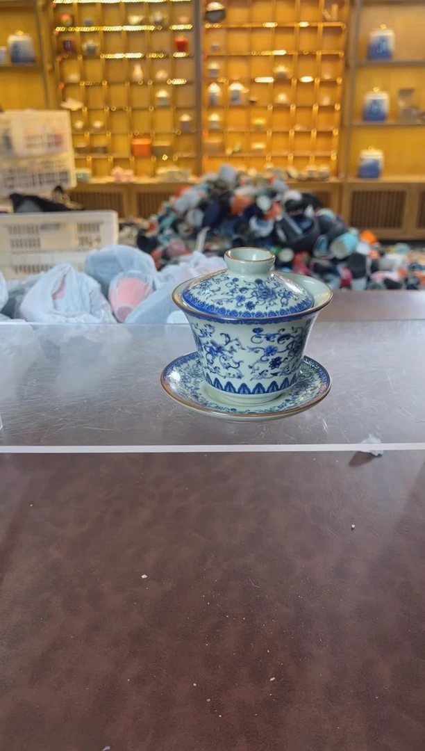 瓷片缠枝莲青花悬停盖碗