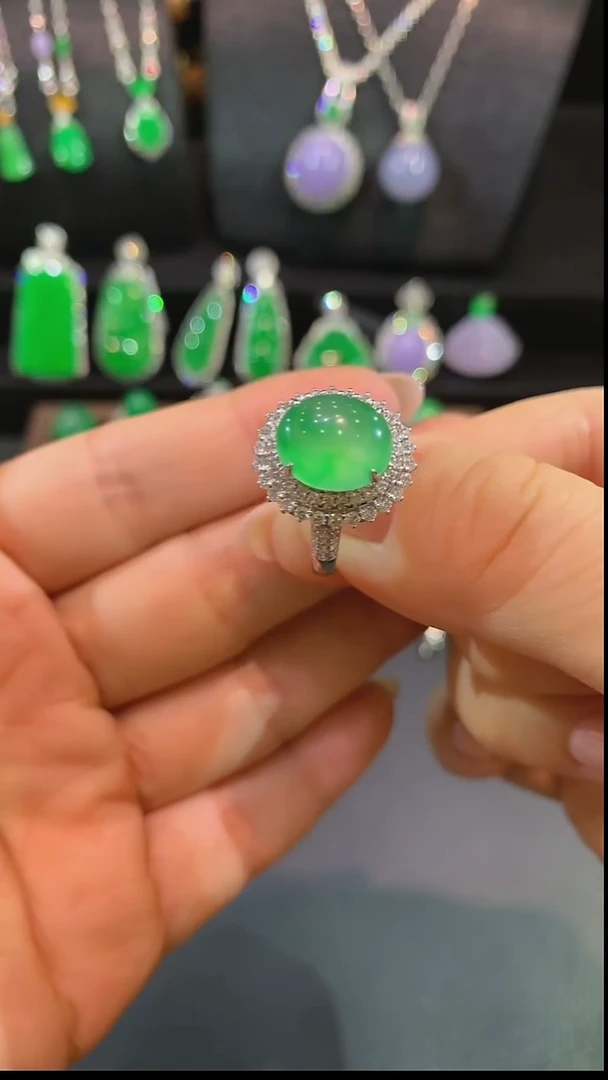 18K金镶嵌戒指翡翠戒指