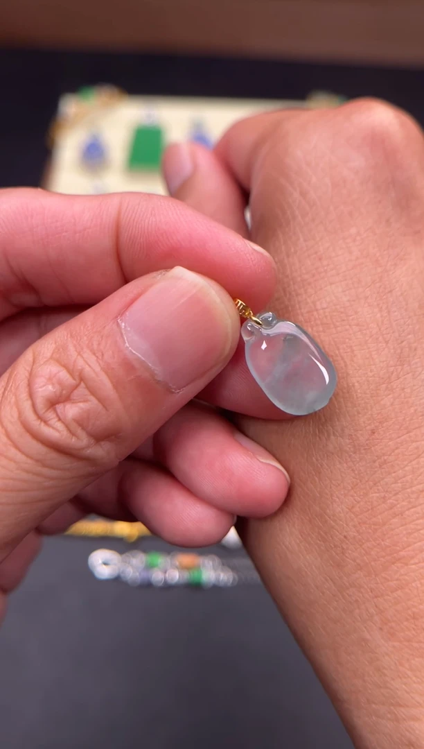 颈饰18K金镶嵌翡翠翡翠A货 闪购多样性