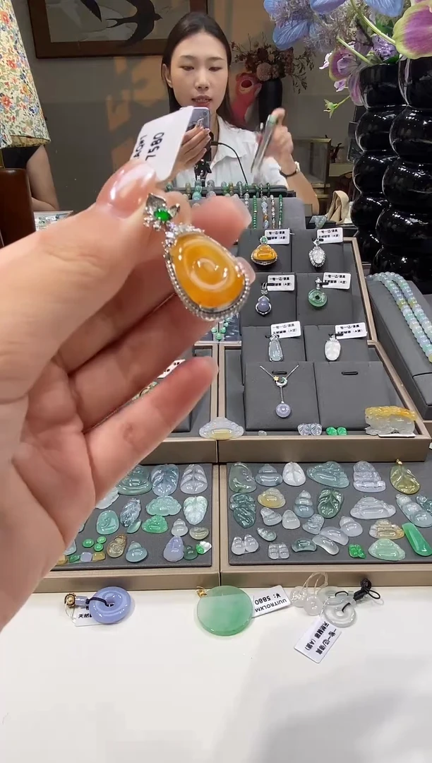 颈饰18K金镶嵌翡翠福贝