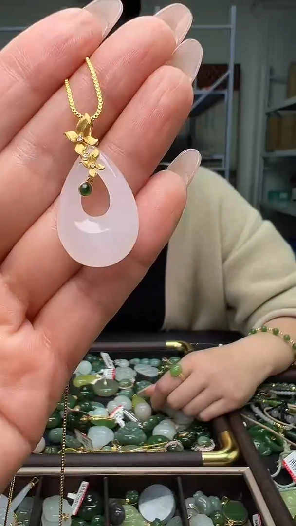 颈饰18K金镶嵌和田玉(多样性发货.发其一）11.10.79