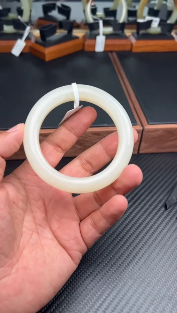 未镶嵌手镯和田玉黑山微色差57m