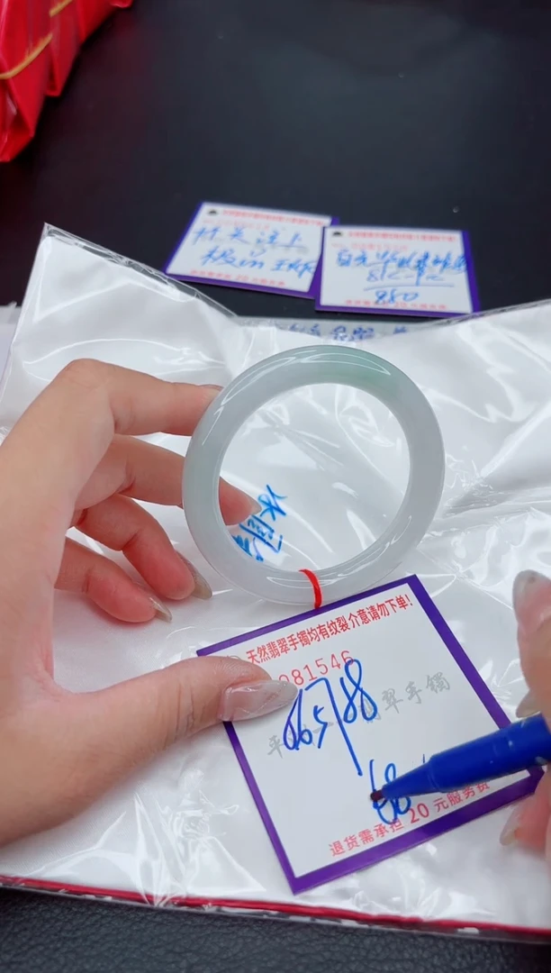 翡翠手镯未镶嵌1