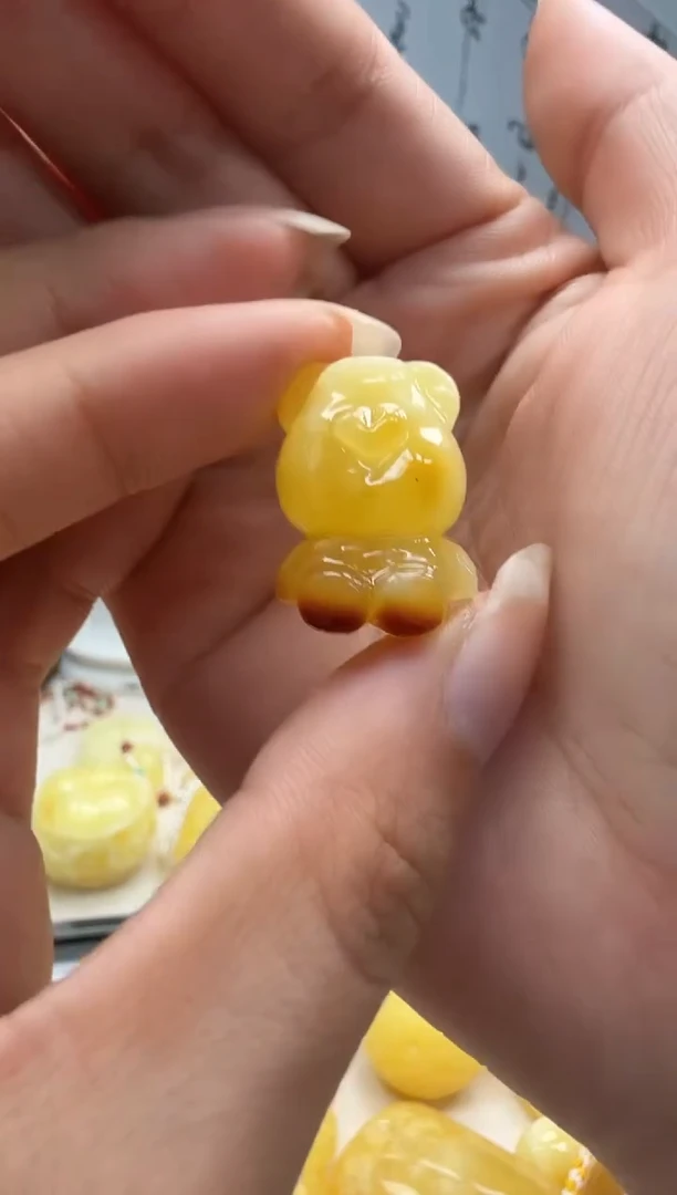 未镶嵌琥珀裸石如图