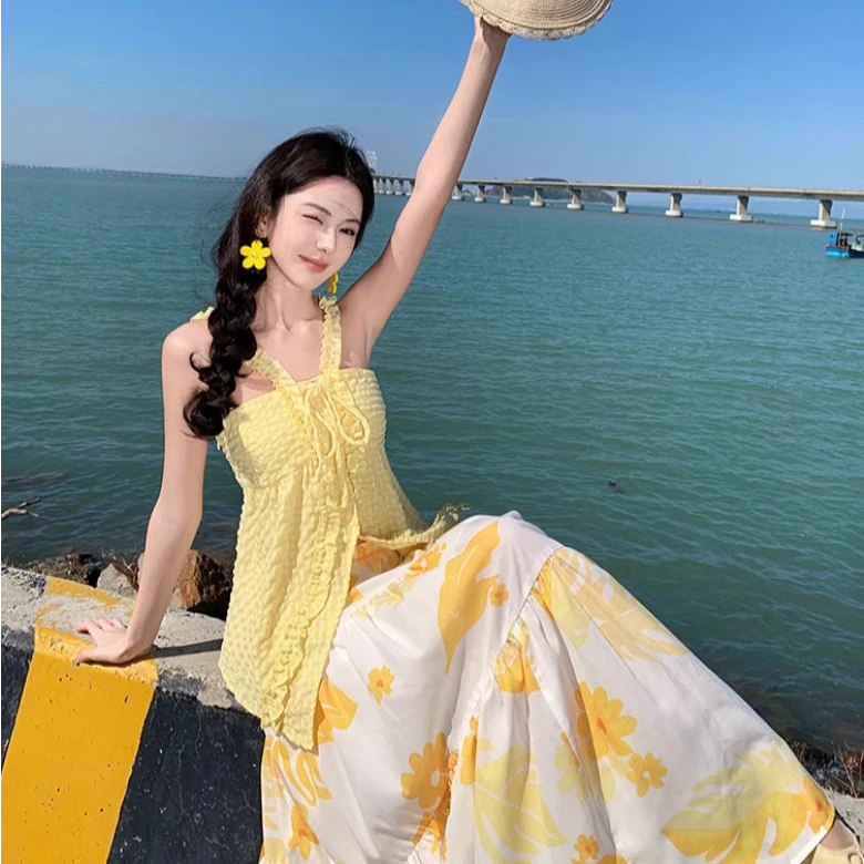 三亚海边度假旅游穿搭黄色挂脖吊带背心女气质甜美半身裙两件套装