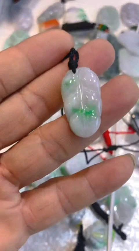 【闪购商品】翡翠吊坠(不含链)未镶嵌飘绿叶子