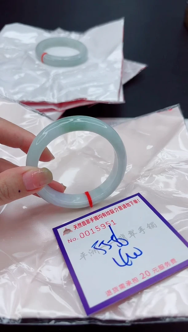 翡翠手镯未镶嵌1