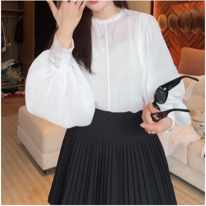 2025春季新款圆领蕾丝花边本白刺绣法式喇叭袖衬衣LK2501629