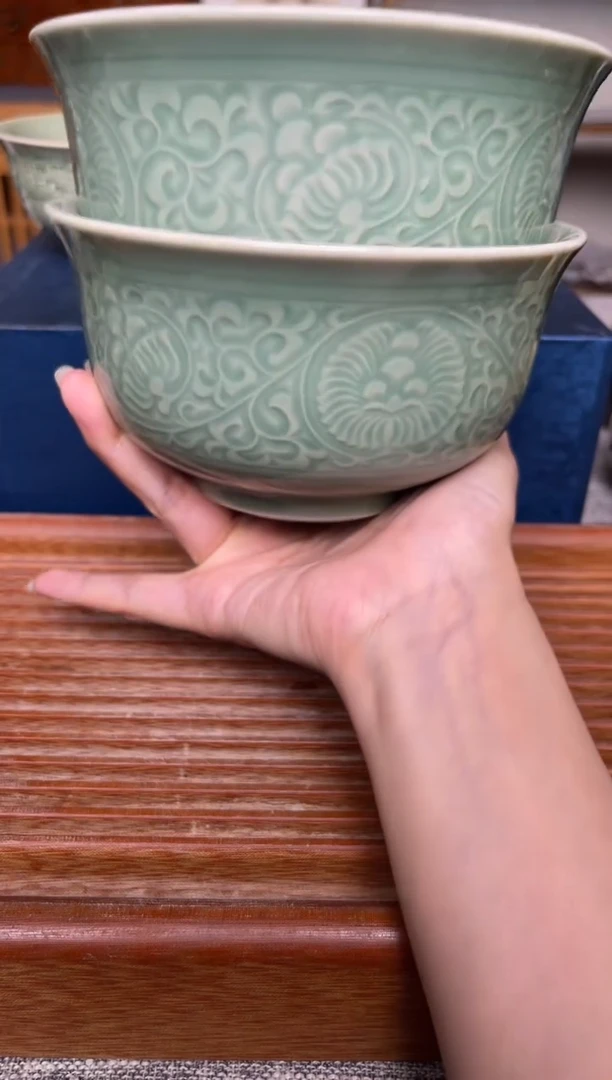 瓷器青瓷5.7英寸菊纹面碗 一对  微瑕