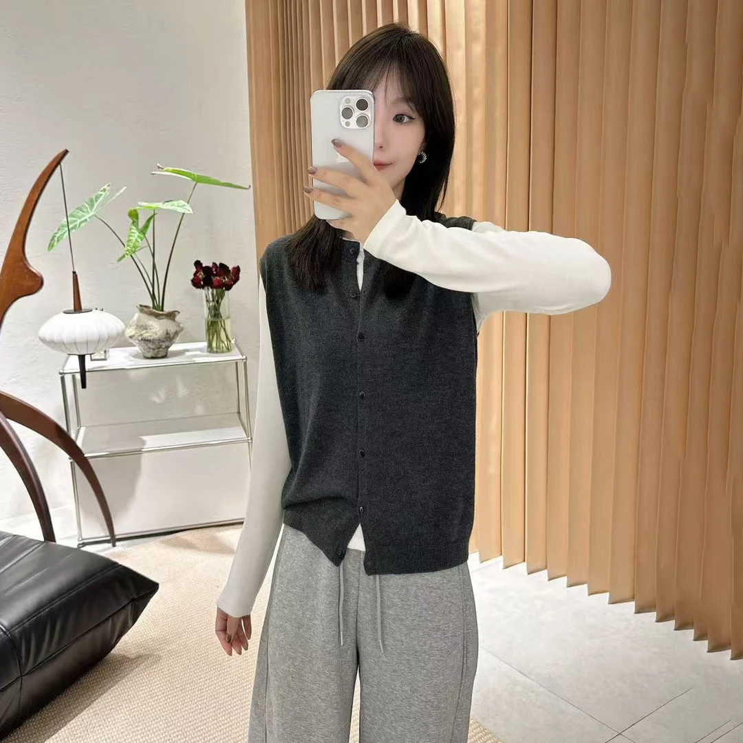 【褚培培自制】秋冬细羊毛保暖通勤女士网红时尚针织百搭马甲打底衫