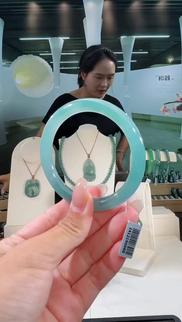 翡翠手镯未镶嵌56圈