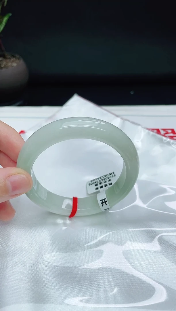 翡翠手镯未镶嵌天然缅甸A货翡翠正56.7