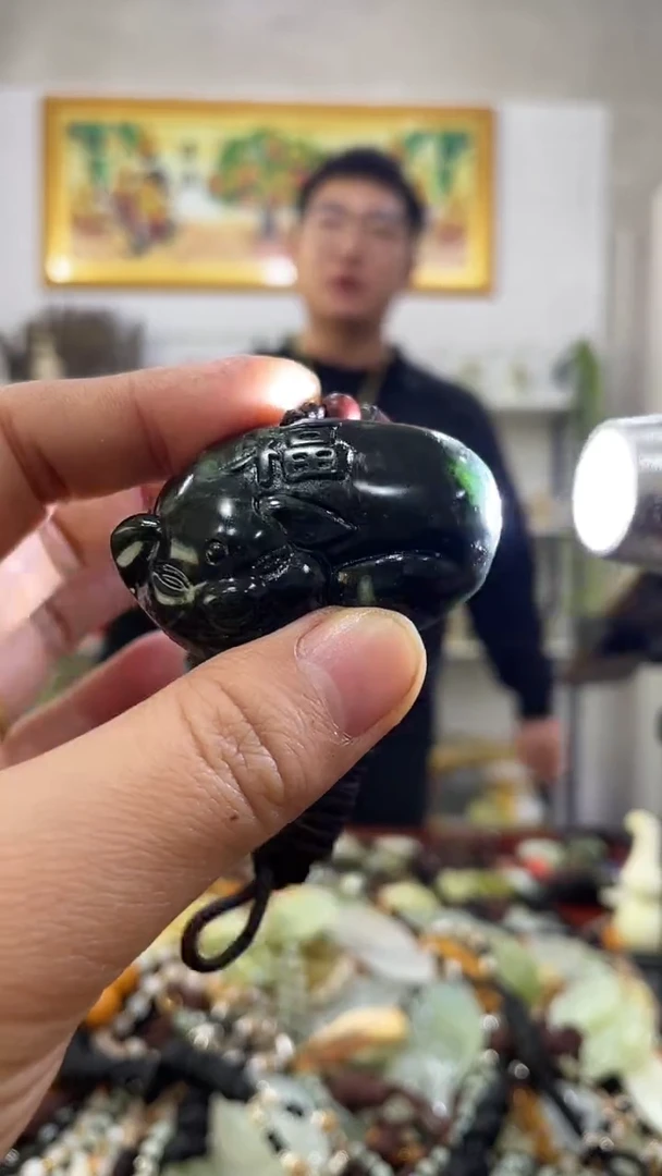 未镶嵌蛇纹石玉吊坠