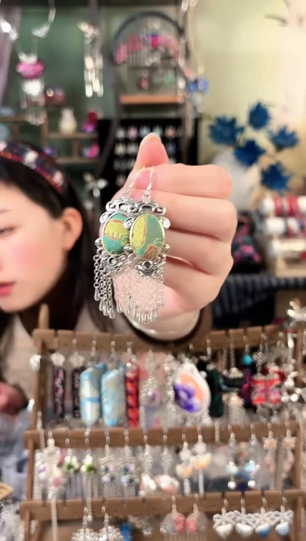 彩云南阁非遗老绣饰品