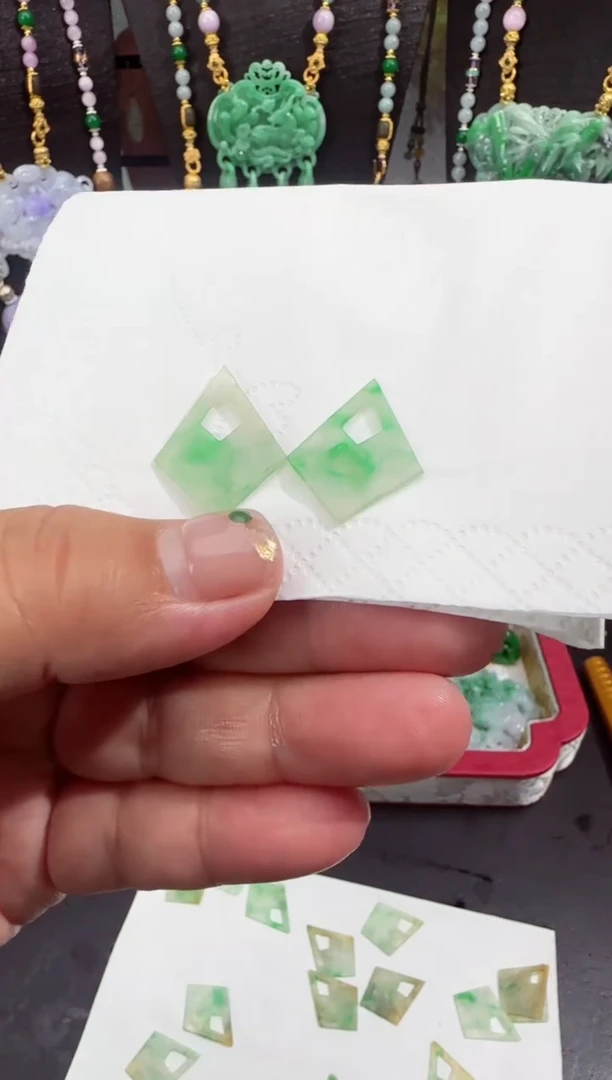 定制翡翠未镶嵌耳片