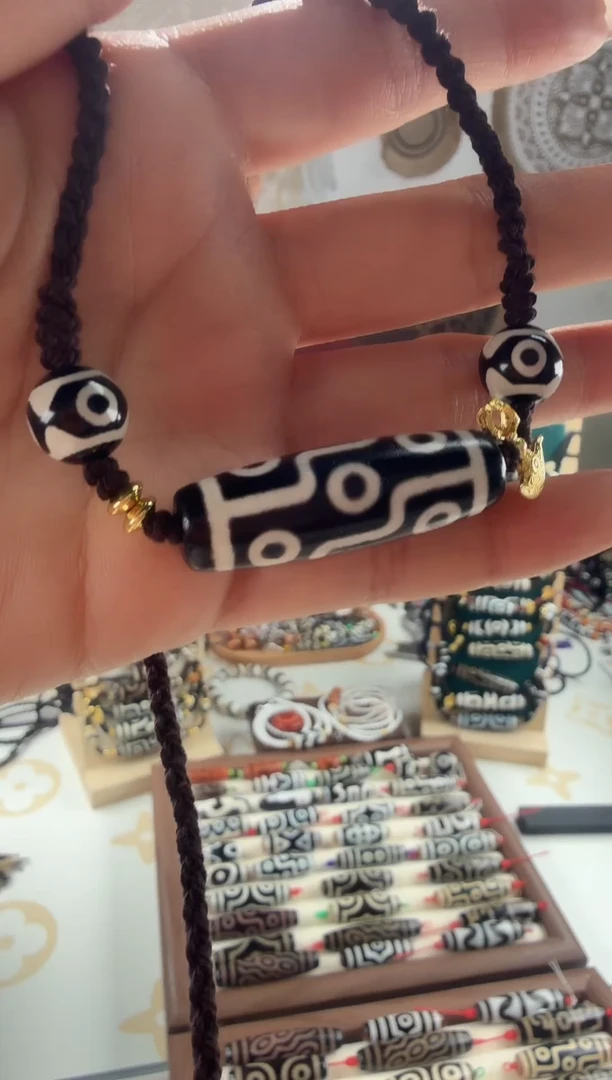 未镶嵌颈饰玛瑙/玉髓九眼