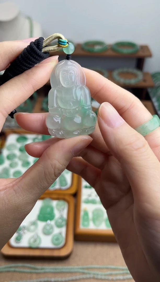 吊坠(赠链)未镶嵌石英质玉（非洲翠）观音