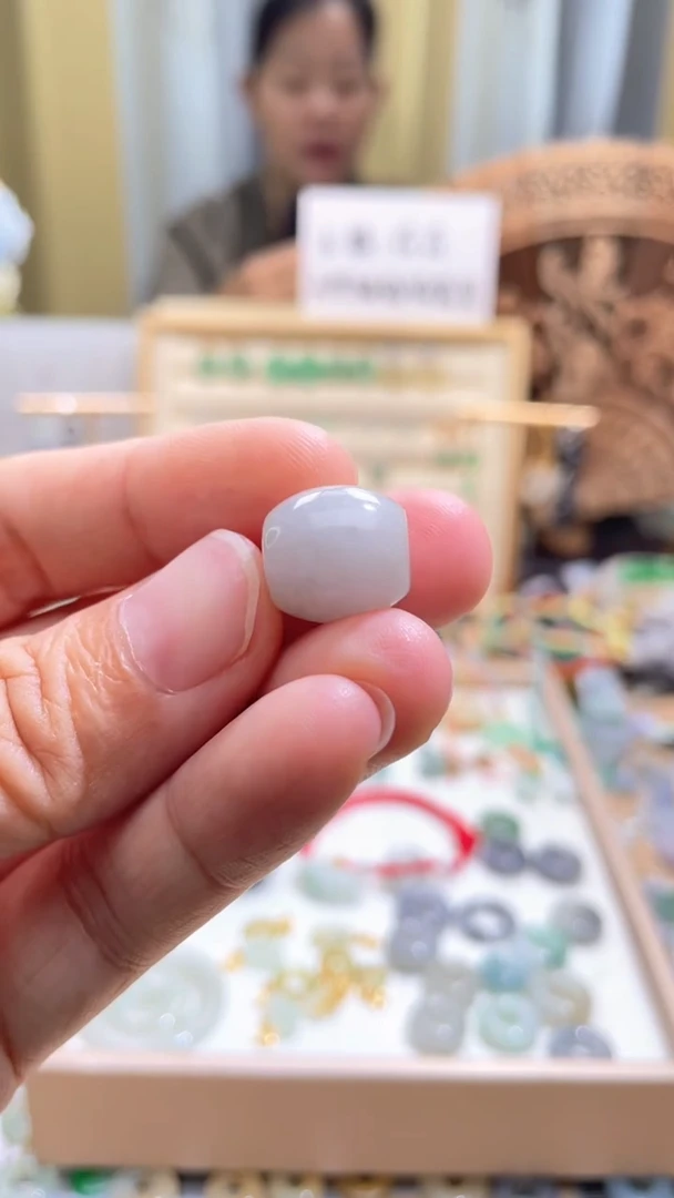 翡翠未镶嵌颈饰路路通