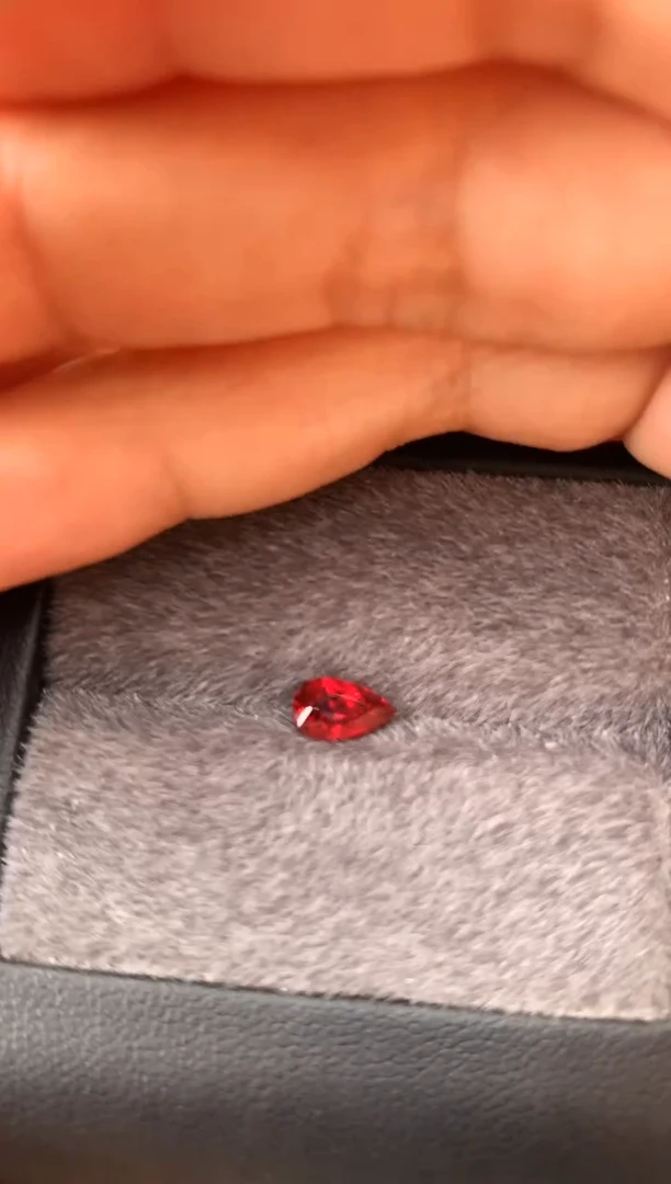 未镶嵌裸石定制尖晶石水滴型 红色调 0.92ct
