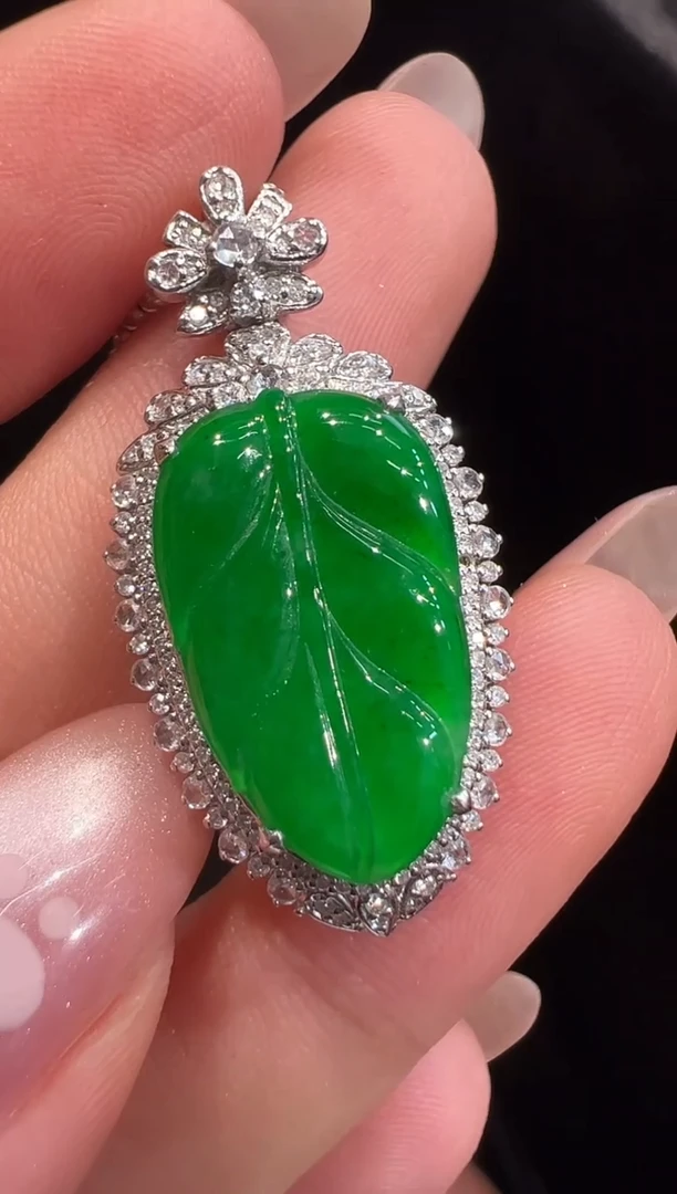 颈饰18K金镶嵌翡翠吊坠