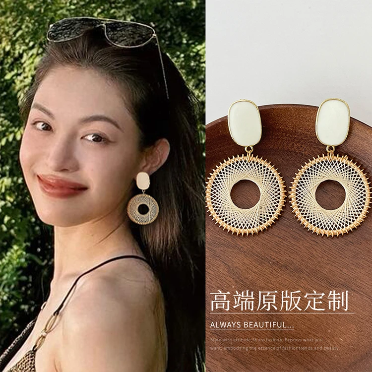 卡柒 铜合金耳饰 钟楚曦同款米白色编织耳环小众高级感度假风耳饰