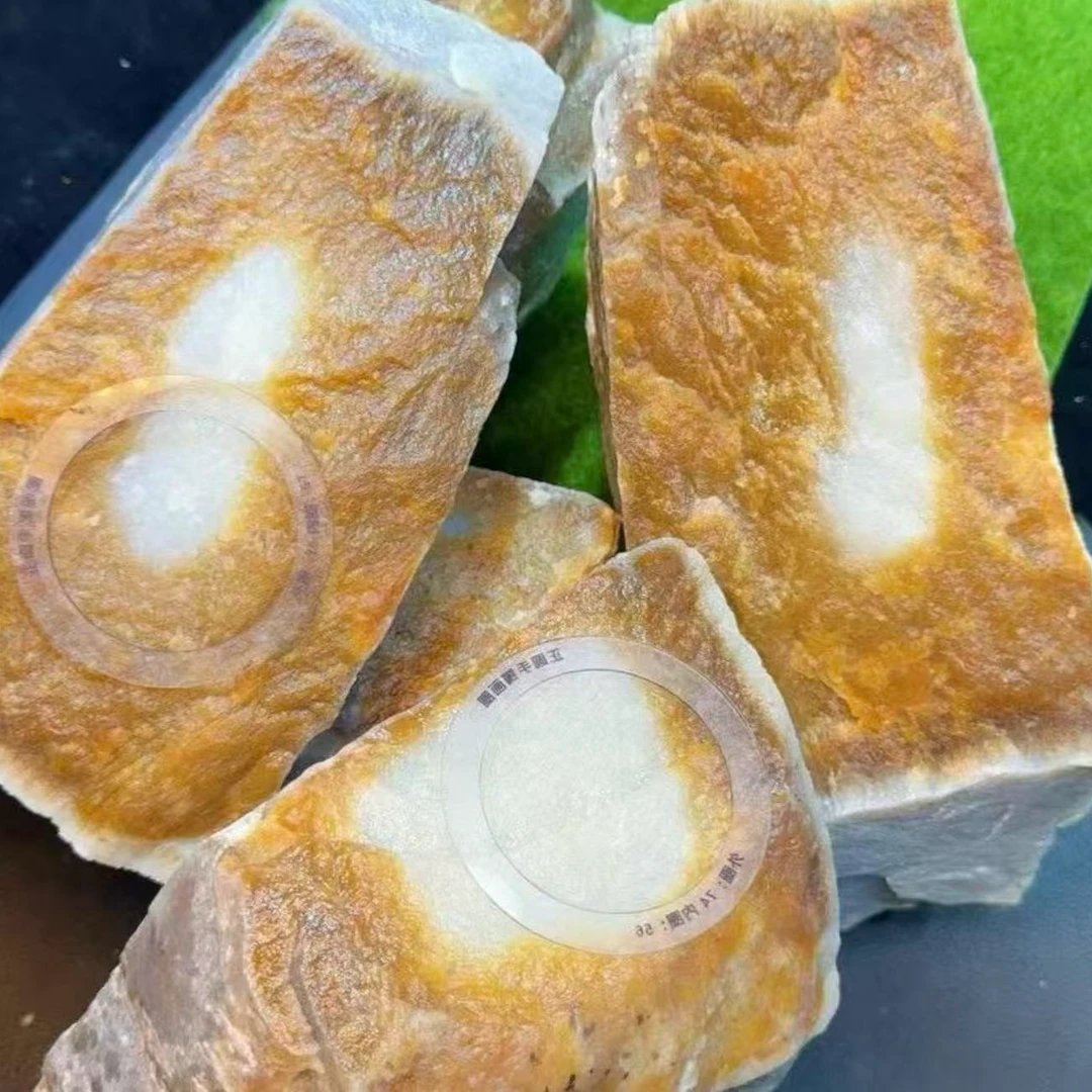 新疆和田玉且末糖白玉山料