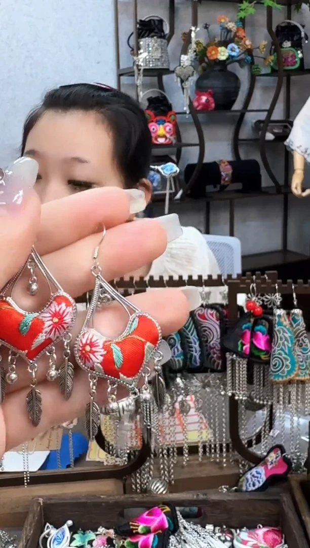 织绣云织瑶非遗老绣饰品123