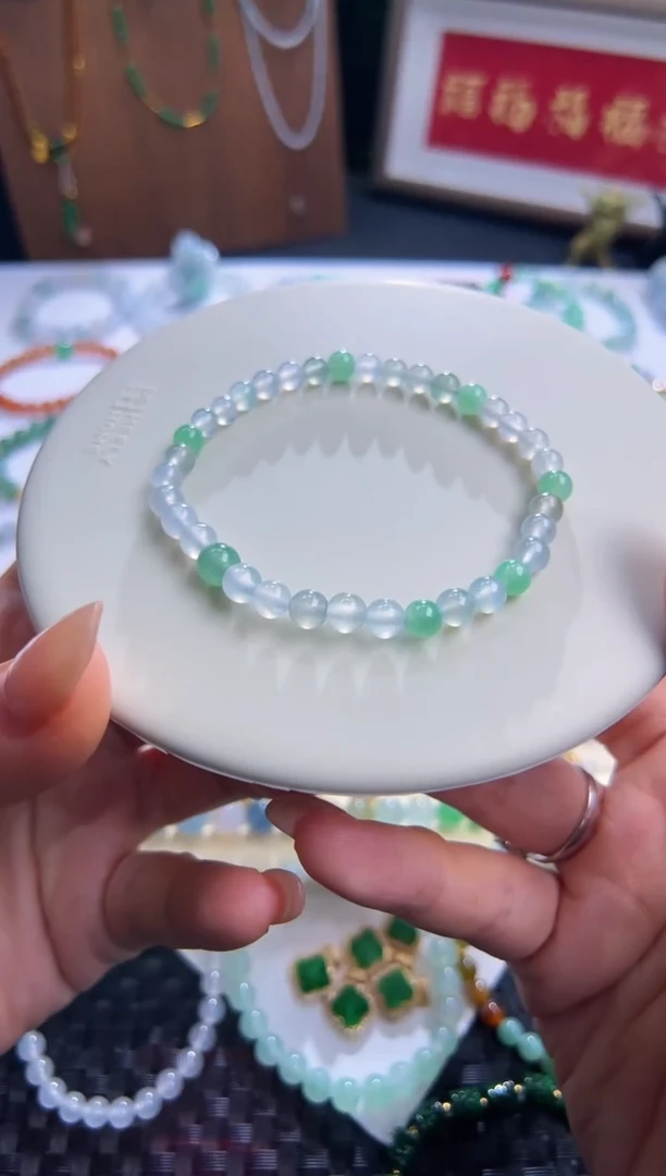 足金镶嵌手串翡翠高冰清冷系列！卡5.5到6圆珠！高冰起光！百搭！