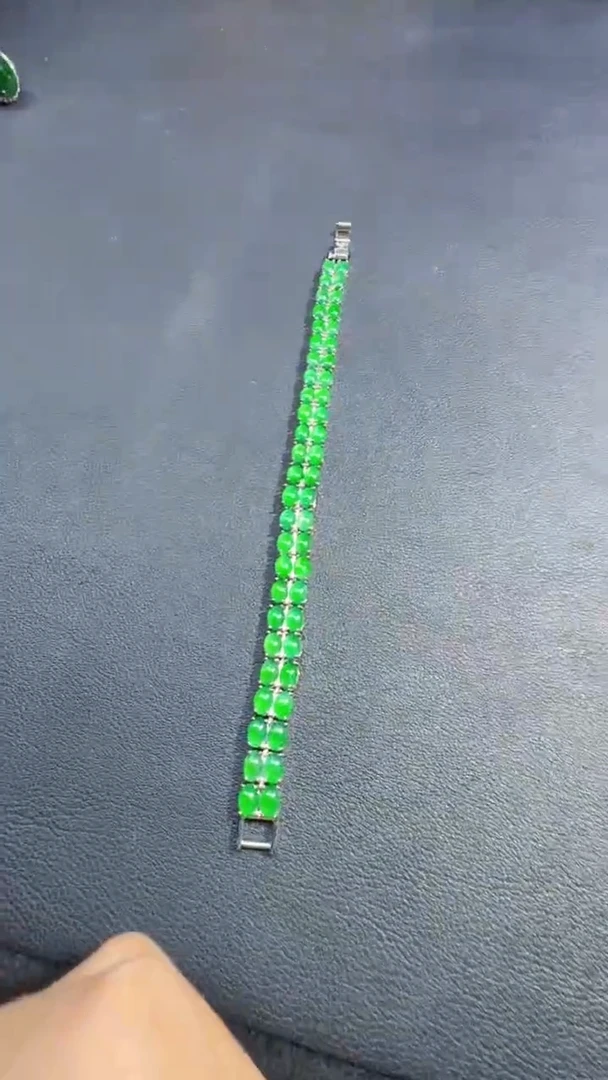 未镶嵌定制翡翠翡翠A货有轻微色差属于正常现象，手链多样性发货1