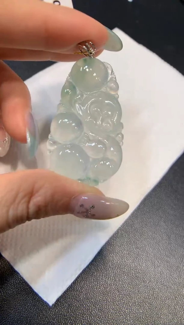 颈饰18K金镶嵌翡翠猴子