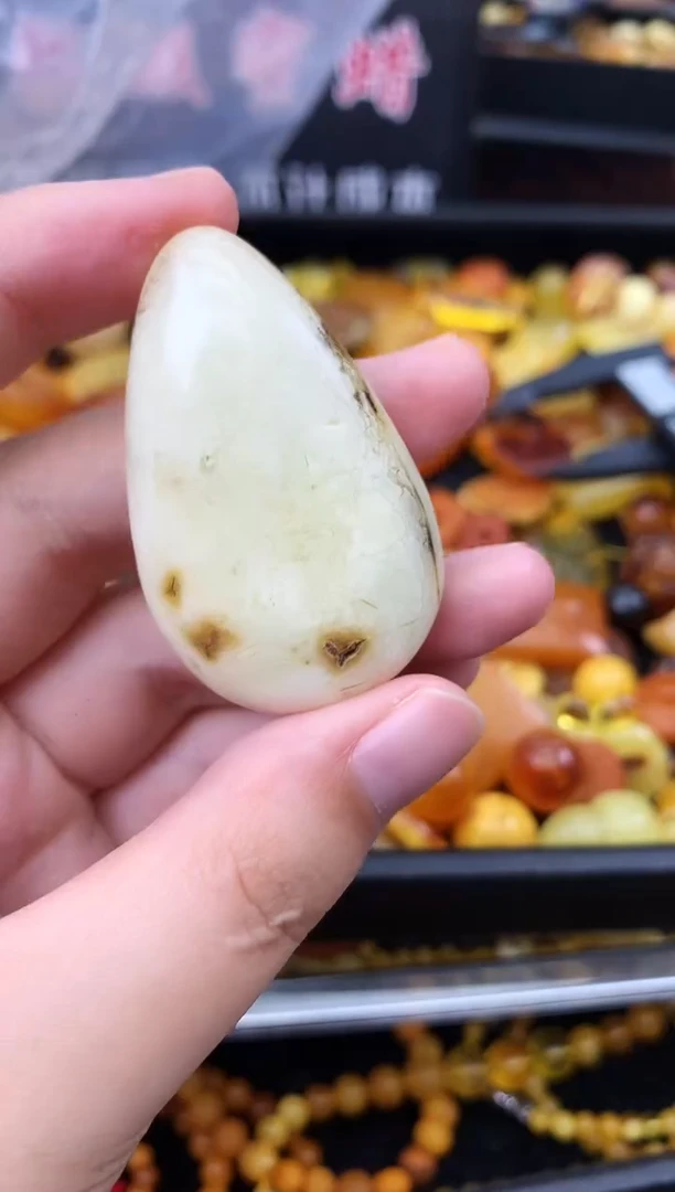 未镶嵌琥珀珠宝奇石135