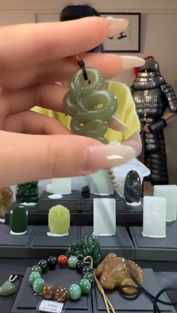 颈饰未镶嵌和田玉晴水巳巳如意吊坠