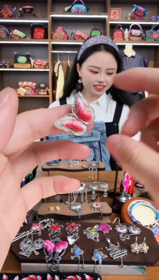 【闪购商品】织绣105蒙阿苏苗绣传承