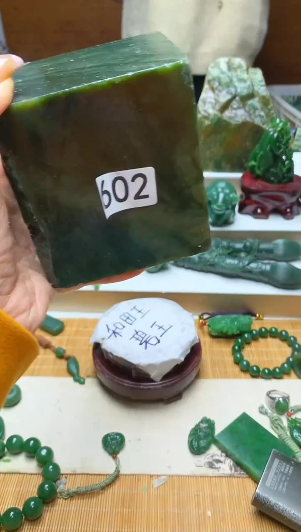 未镶嵌和田玉摆件1