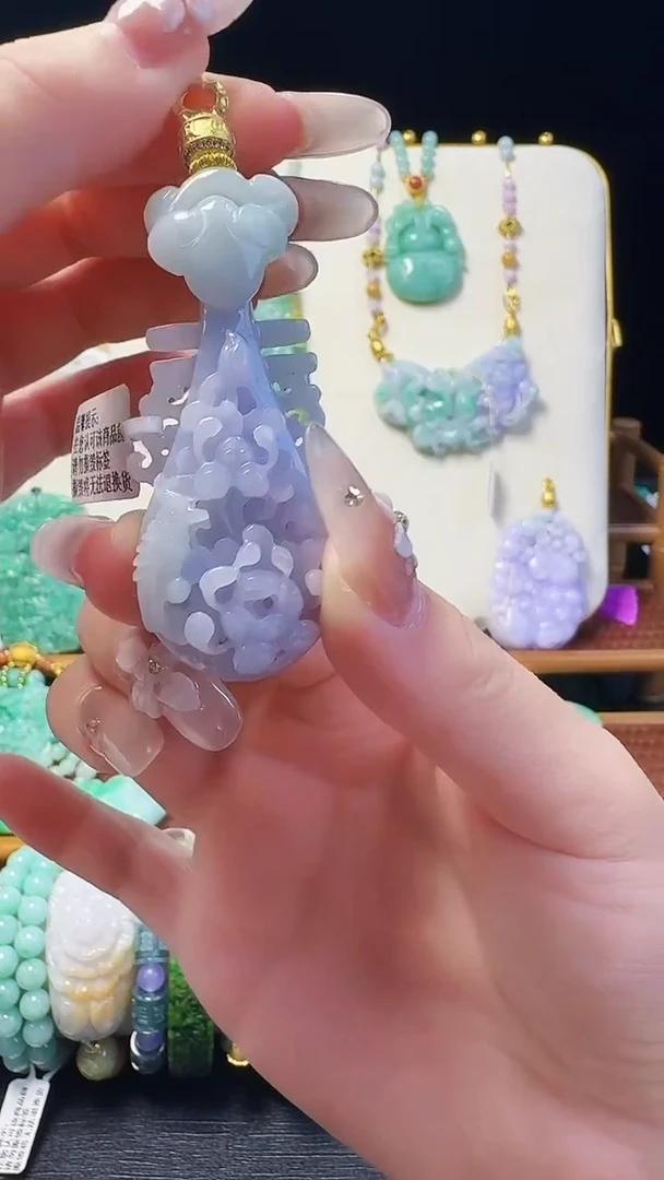 翡翠未镶嵌颈饰报喜鸟