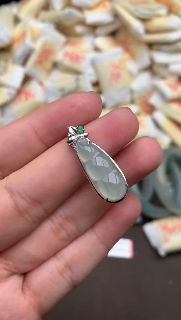 翡翠挂件18K金镶嵌  —