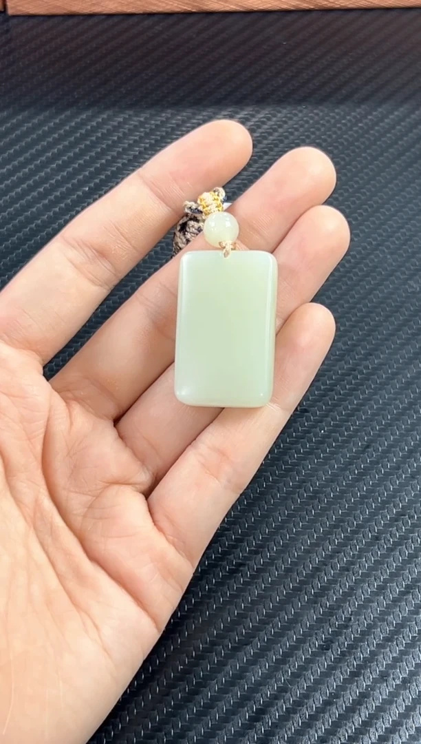 吊坠(赠链)未镶嵌和田玉且末微色差迪克兰一细m