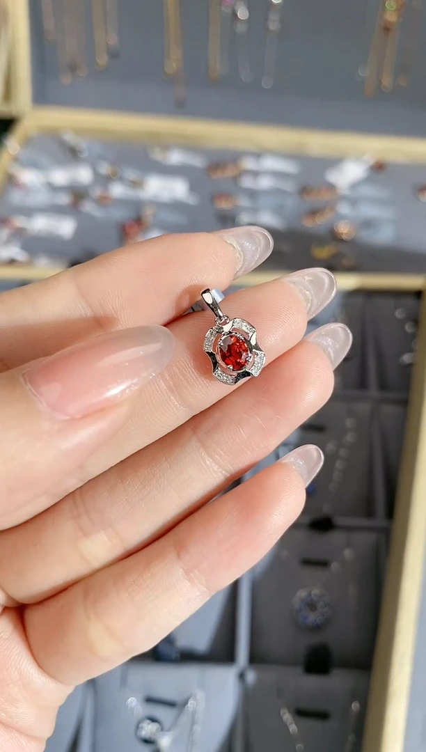 【闪购商品】石榴石（芬达石）颈饰18K金镶嵌吊坠