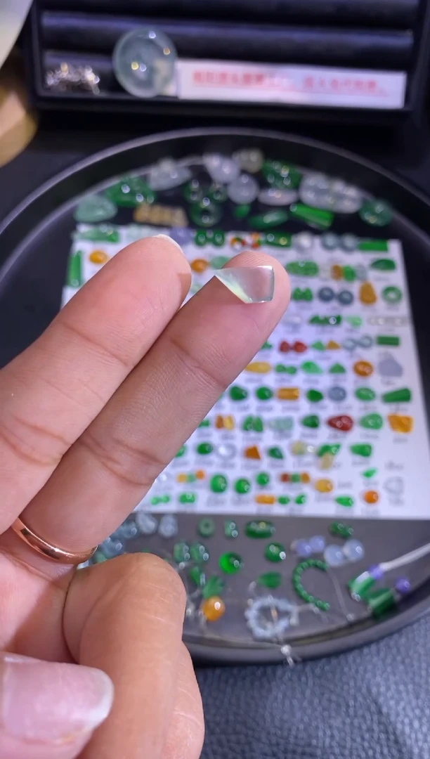 未镶嵌挂件翡翠切割