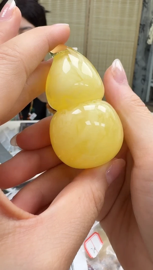 未镶嵌颈饰琥珀如图