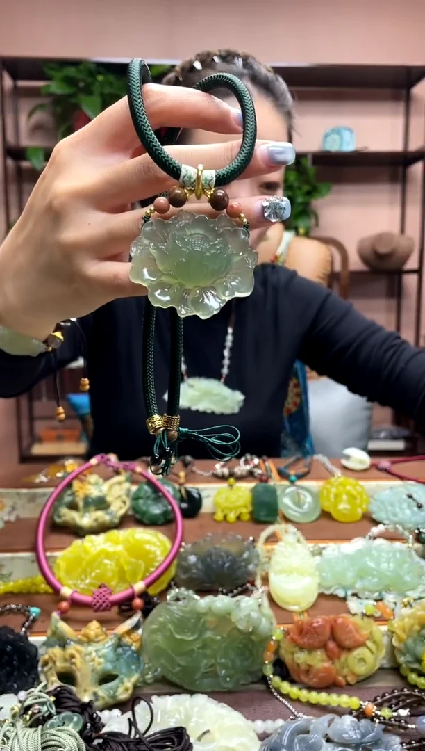 未镶嵌岫玉吊坠多样性发货发其中之一