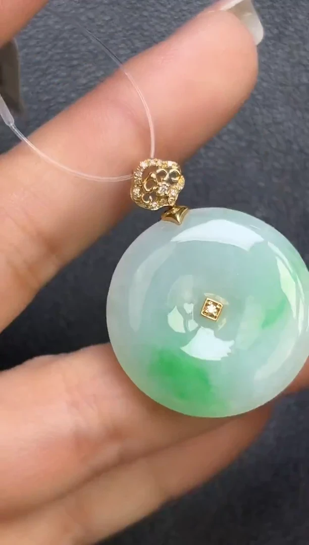 颈饰18K金镶嵌翡翠平安扣