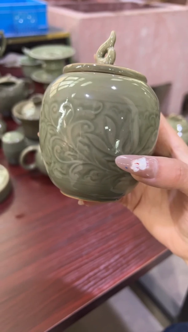 微瑕耀州窑莲纹茶叶罐
