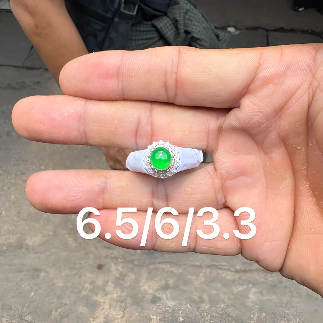0603(小哪吒在源头)高冰种翡翠木那阳绿戒面干净饱满荧光足M110