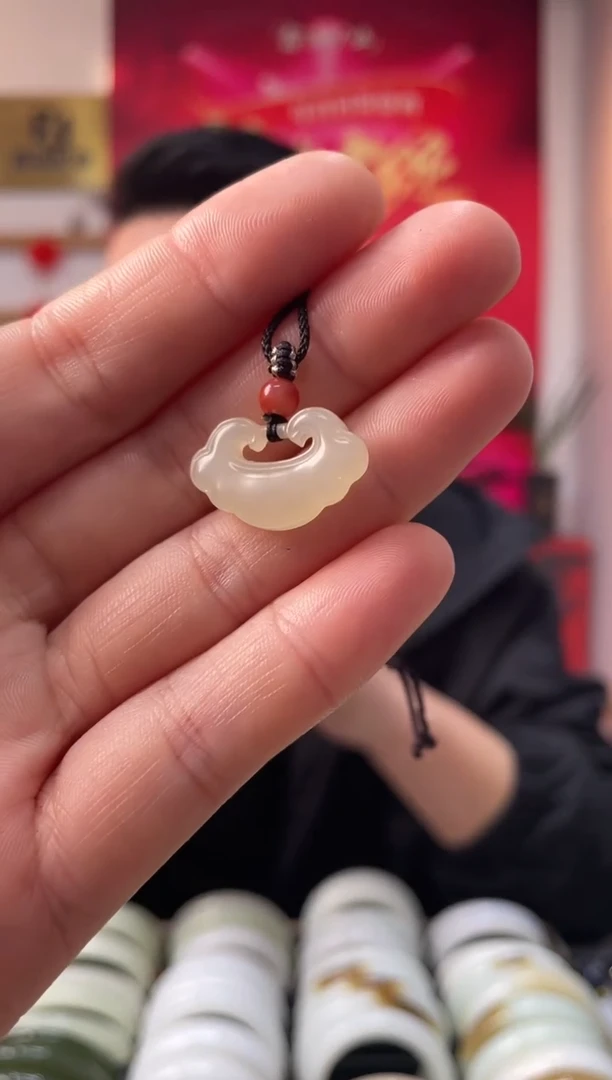 【闪购商品】和田玉颈饰未镶嵌藕粉如意锁吊坠随机发一件