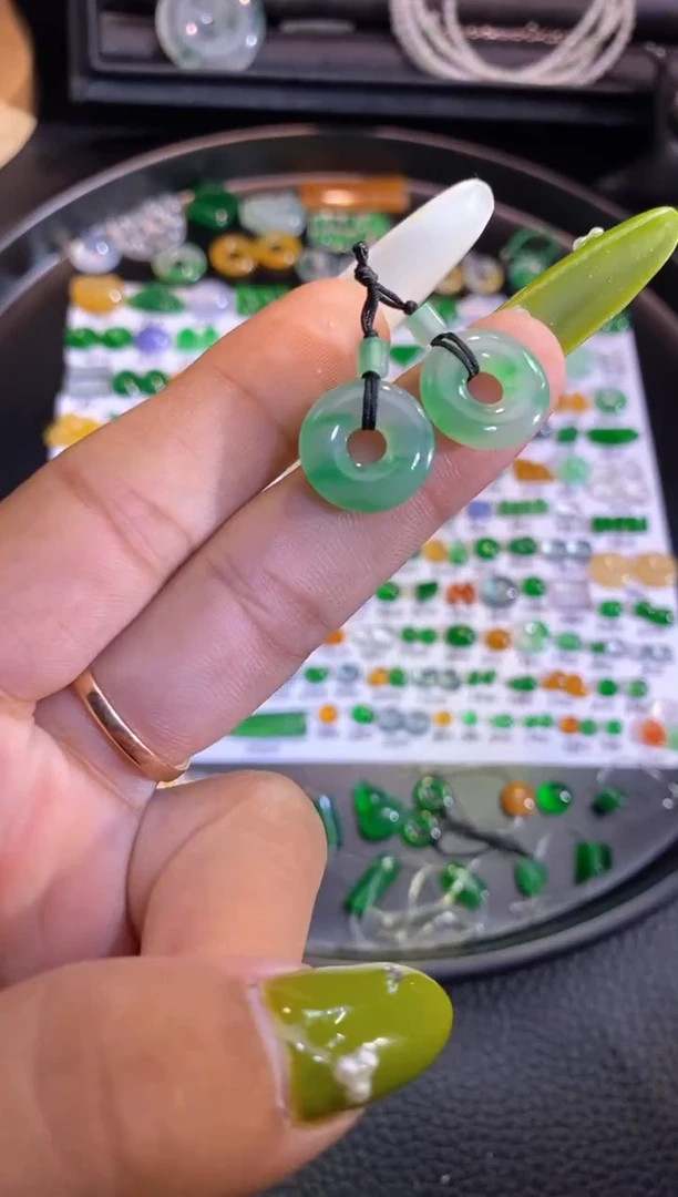 翡翠挂件未镶嵌圈