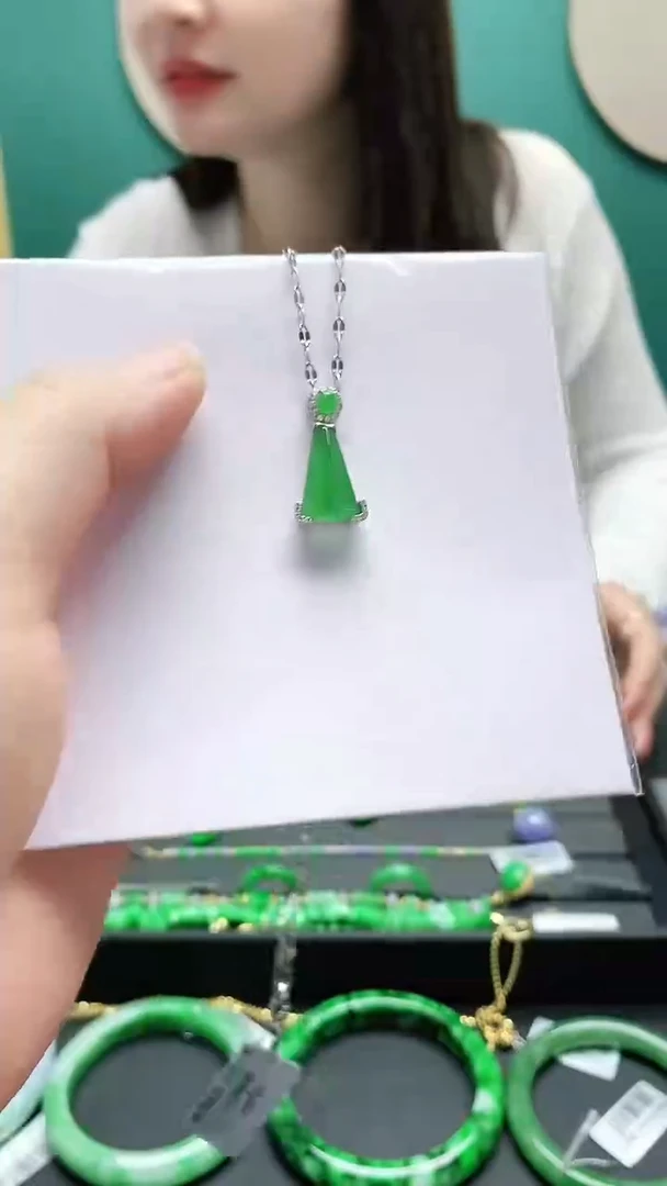 翡翠18K金镶嵌颈饰赠礼盒证书