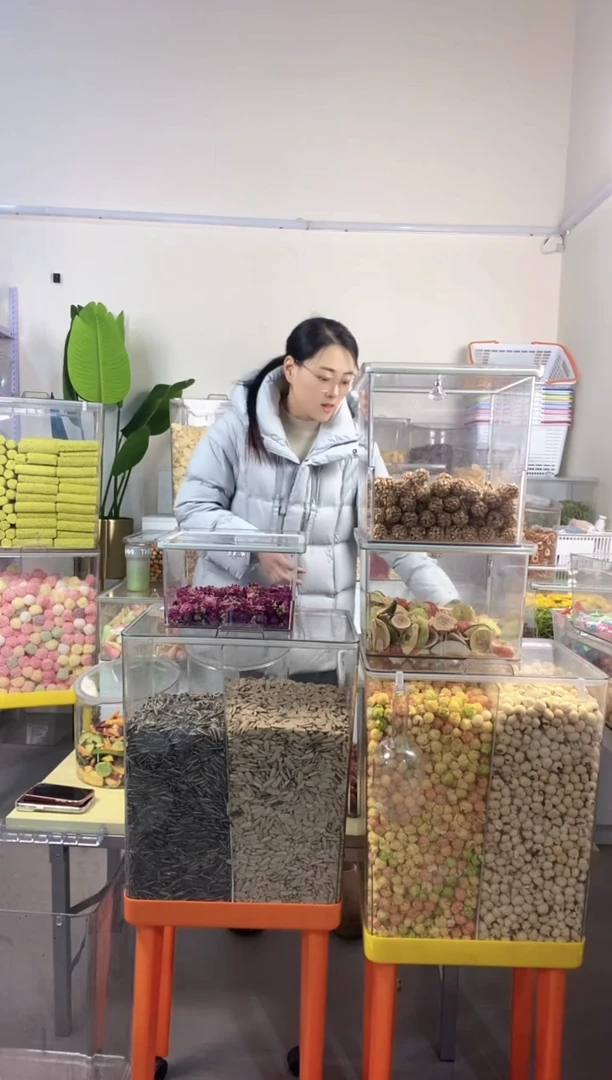 塑料单独30*30*30的隔板2片，大号铲子3个，钢夹子1个